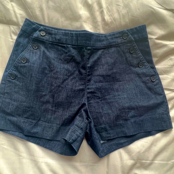 Size 6 Banana republic shorts with cute side buttons. Excellent used condition - Picture 1 of 2